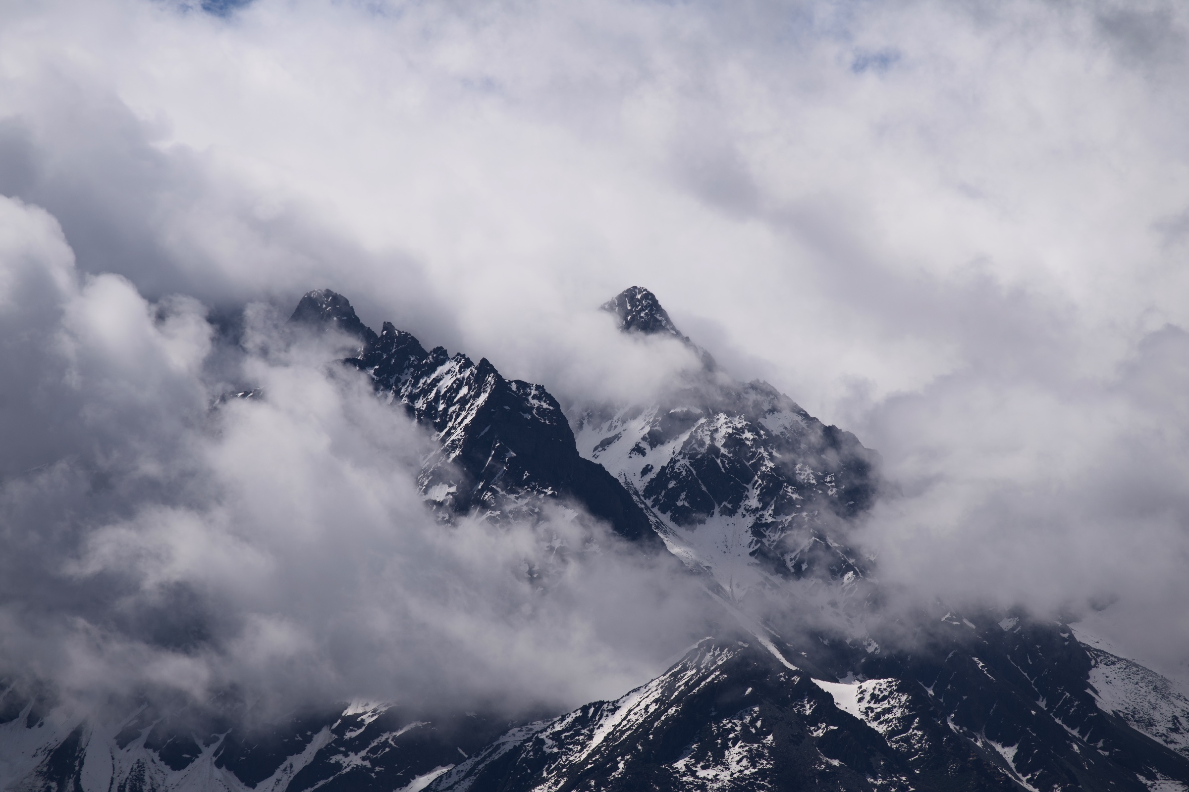 Observe the mountains in thick fog and mist