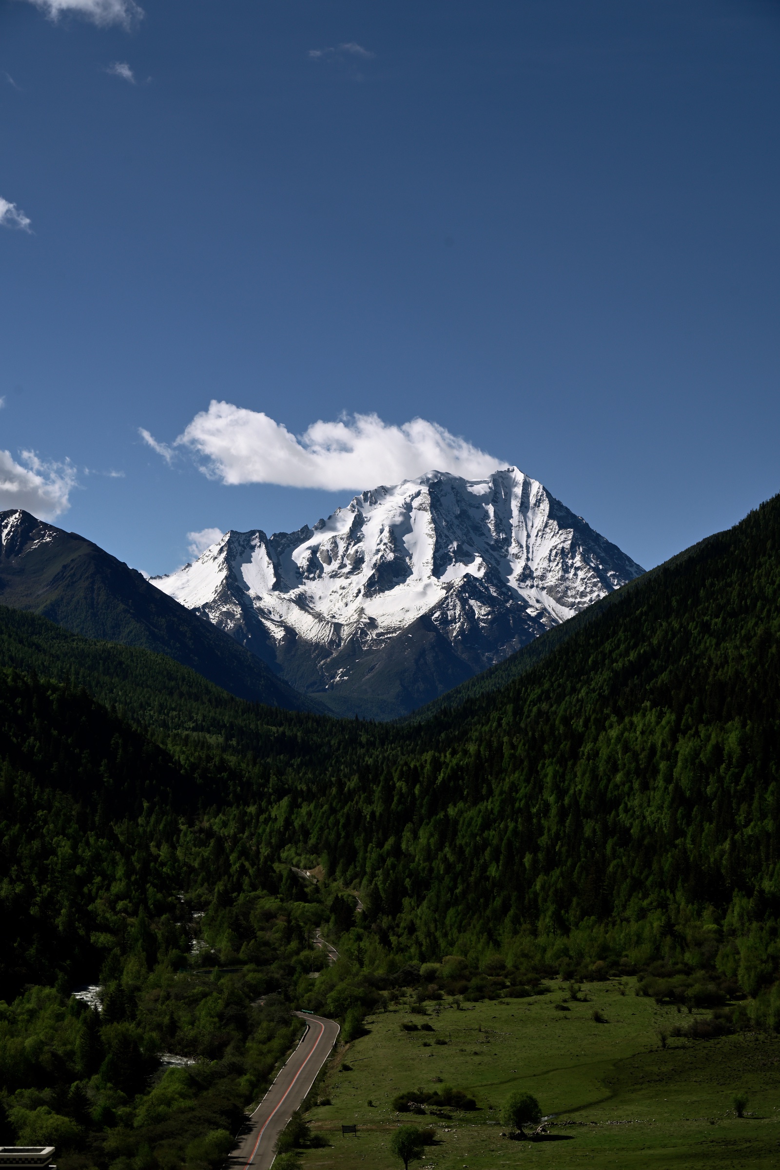 A road extends into the far mountains